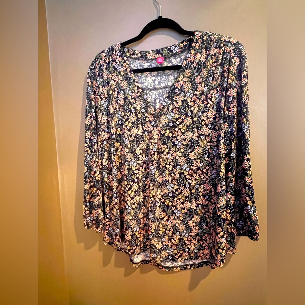 Vince Camuto | L | Floral Navy V neck Blouse | 3/4 Length with elastic cuff